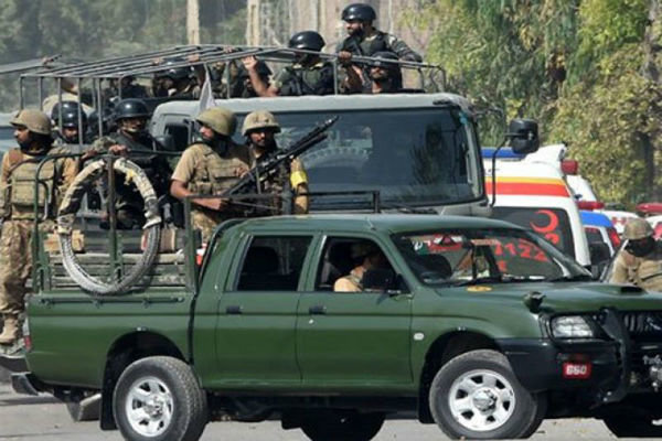 انفجار بمب در پاکستان/ ۲ نظامی کشته شدند