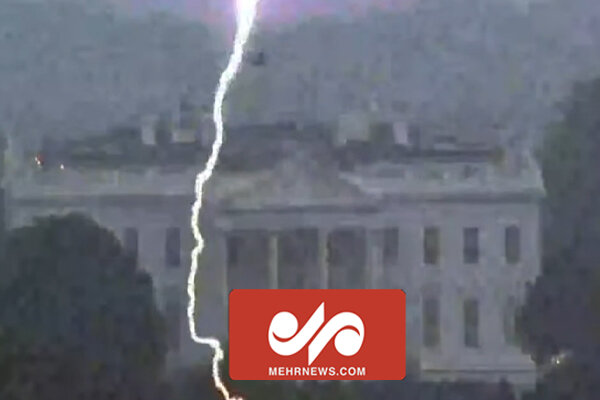 لحظه برخورد صاعقه به ساختمان کاخ سفید