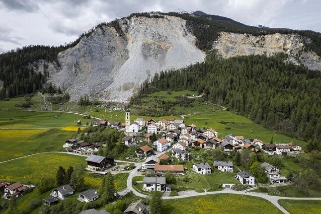 دستور تخلیه یک روستا در سوئیس در پی احتمال رانش سنگ های کوه آلپ