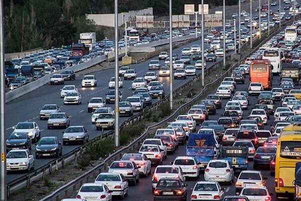 ترافیک در آزادراه تهران- کرج نیمه سنگین است