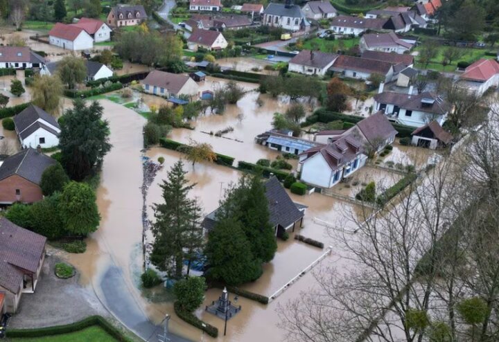 باران شدید موجب جاری شدن سیل در شمال فرانسه شد