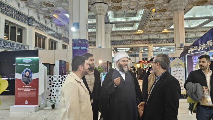 حجت الاسلام قمی از سی و یکمین نمایشگاه بین المللی قرآن بازدید کرد