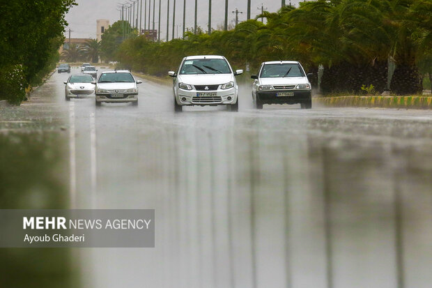 محمودی خبر داد؛ بارش رگباری و وزش شدید باد در ۱۷ استان / آماده‌باش هلال‌احمر