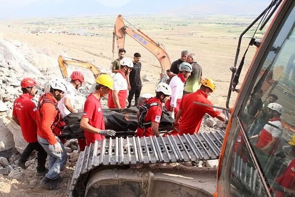 مدیرعامل هلال احمر مرکزی: دومین جسد حادثه معدن شازند از زیر آوار بیرون کشیده شد