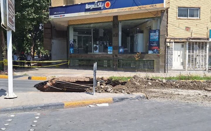 ایجاد حفره ۱۵متری درخیابان هشت‌بهشت غربی اصفهان