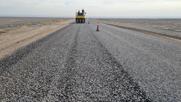 آغاز عملیات احداث و روکش آسفالت راه روستایی آبگرم شهرستان بم